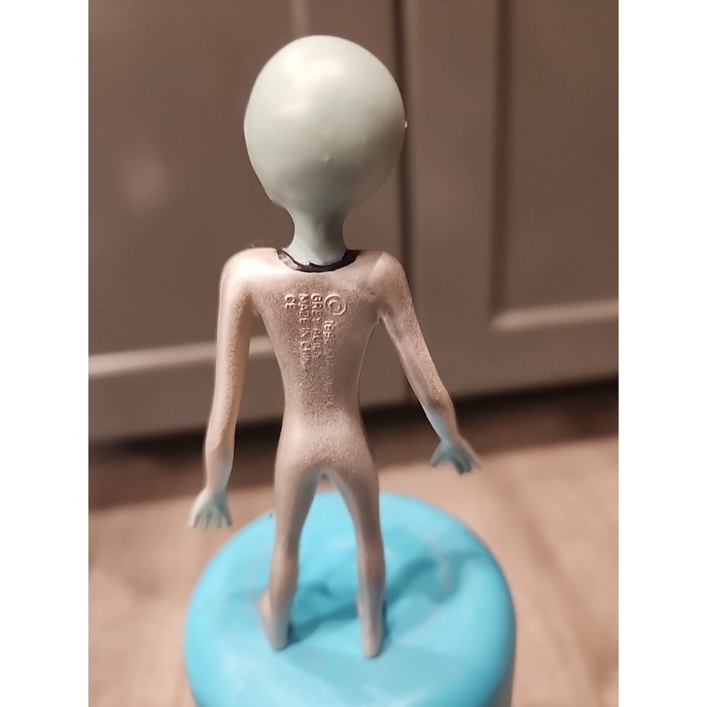 1996 SHADOWBOX GREY ALIEN FIGURE - 4" TALL - GREAT CONDITION - NO PACKAGING - Picture 4 of 6